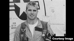 John McCain junto a su avión de combate durante la Guerra de Vietnam. Foto: Exposición de fotos de la Guerra de Vietnam