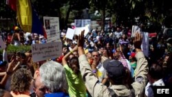 Empleados del sector turismo participan en una manifestación por la falta de acuerdo entre el Gobierno de Venezuela y las aerolíneas que prestan servicio en el país. 