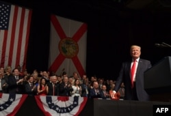 Donald Trump, en el Teatro Manuel Artime en Miami, el 16 de junio de 2017, el día en que anunció medidas drásticas para los negocios estadounidenses con Cuba y reglas más estrictas para los viajes a la isla. / AFP PHOTO / MANDEL NGAN