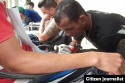 Ricardo haciendo un tatuaje en la Convención de Sta. Clara. Foto: A.O.Becerra.