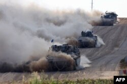 Vehículos blindados de transporte de tropas del ejército israelí operan en el sur de Israel, cerca de la frontera con la Franja de Gaza, el 29 de mayo de 2024, en medio del conflicto en curso en el territorio palestino entre Israel y el movimiento Hamás. (Foto de JACK GUEZ / AFP)