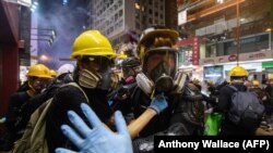 Manifestantes huyen de los gases lacrimógenos en Hong Kong, 4 de agosto de 2019. (Anthony Wallace/AFP).