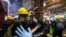 Manifestantes huyen de los gases lacrimógenos en Hong Kong, 4 de agosto de 2019. (Anthony Wallace/AFP).