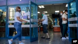 Una tienda de alimentos con venta en dólares estadounidenses en La Habana. (Foto/Ramon Espinosa)