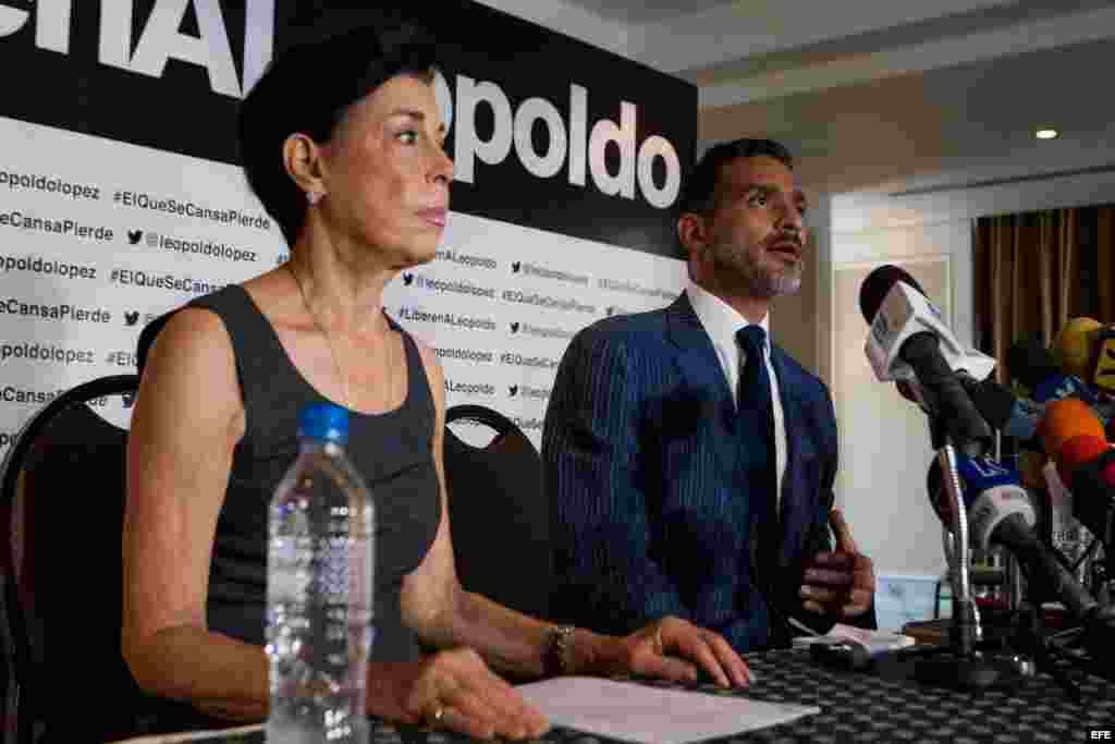 Antonieta Mendoza (i), madre del líder opositor Leopoldo López, el abogado defensor Juan Carlos Gutiérrez (d). EFE