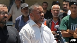 Ismail al-Thawabta, jefe de la oficina de medios del gobierno de Hamás, interviene en una conferencia de prensa en el hospital Al-Aqsa de Deir al-Balah, en el centro de la Franja de Gaza, el 6 de julio de 2026.