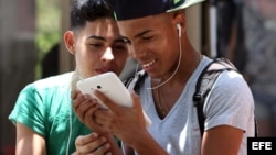Debido a que la mayoría accede a Internet desde espacios wi-fi públicos, los cubanos suelen conectarse con tabletas o con sus celulares.