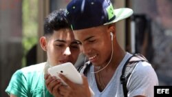 Debido a que la mayoría accede a Internet desde espacios wi-fi públicos, los cubanos suelen concetarse con tabletas o con sus celulares.