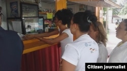 Reporta Cuba. Activistas de FLAMUR pagan con moneda cubana en un área de venta por divisas en Cuba.