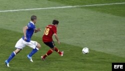 El centrocampista español Jordi Alba (d) marca el 2-0 durante la final de la Eurocopa de fútbol 2012 entre España e Italia en el estadio Olímpico de Kiev, Ucrania el domingo 1 de julio de 2012. EFE/Fehim Demir