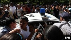 Una integrante de las Damas de Blanco es arrestada por la Policía en La Habana. Archivo.