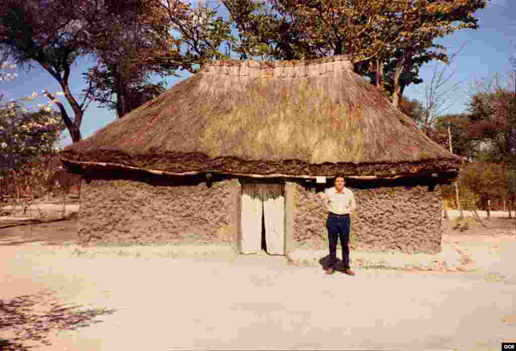 Tomás Regalado frente a la vivienda típica donde se hospedaba durante su estancia en Jamba, en 1987.