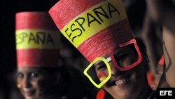Cubanos seguidores del equipo español (desde La Habana), durante un juego de la Copa Mundial de Fútbol Sudáfrica 2010.