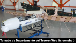 El drone iraní Mohajer-2 UAV ensamblado en la Mase Aérea El Libertador .