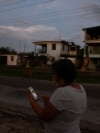 Una mujer usa su teléfono móvil durante un apagón, en Ciénaga de Zapata. Matanzas, el 7 de abril de 2026. 