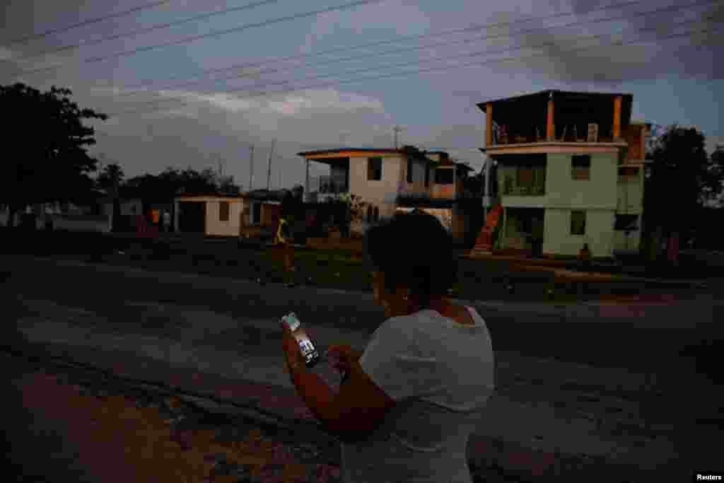 Una mujer en busca de internet durante un apagón en Palpite, Ciénaga de Zapata, Cuba, 7 de abril de 2026. REUTERS/Norlys Perez