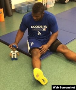 Puig juega con su Bobblehead.