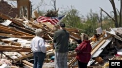 Fotografía de archivo. Residentes de Oklahoma miran los restos de sus viviendas tras el paso de un tornado.
