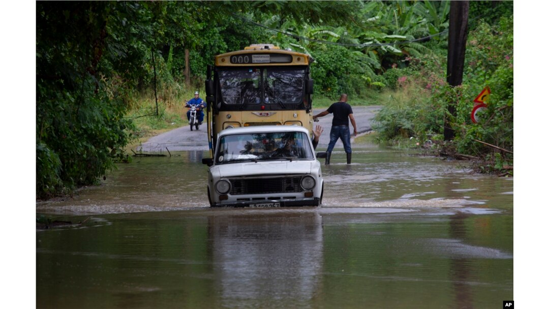 FOTOGALERÍA: Derrumbes, calles inundadas y numerosos cortes eléctricos en zonas de La Habana
