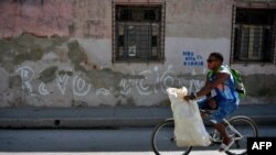 Un hombre monta bicicleta en Santiago de Cuba.