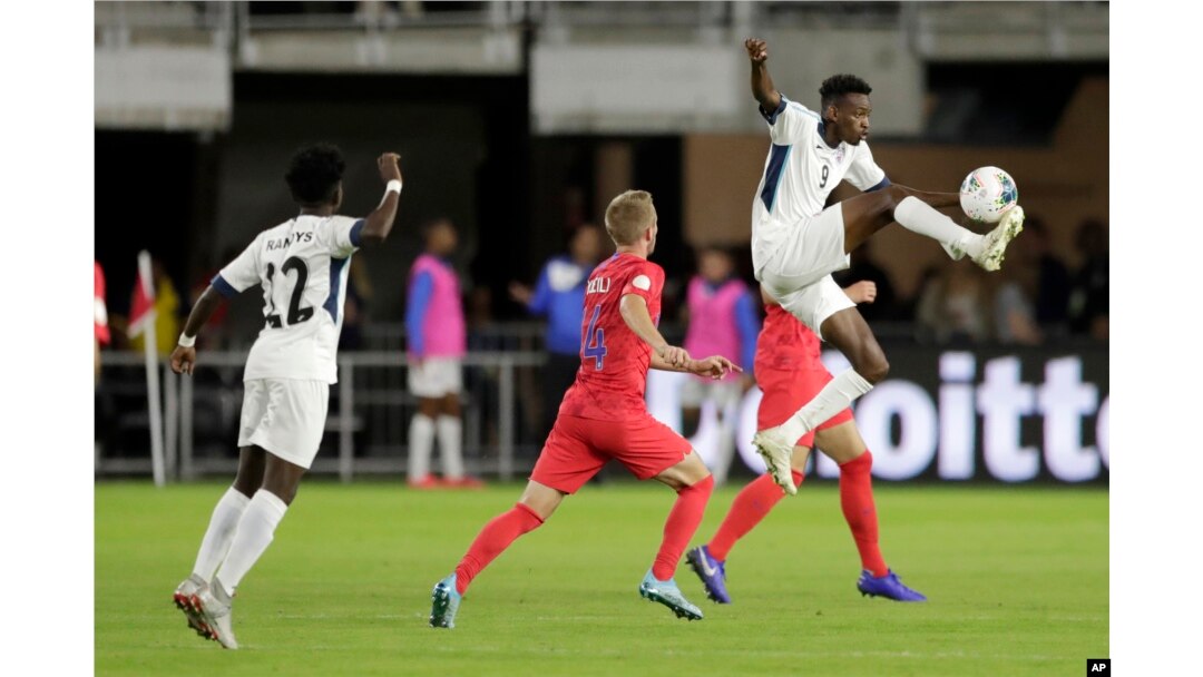 Maykel Reyes (der.) y Jackson Yueill (14) en el partido de la CONCACAF. AP Photo/Julio Cortez