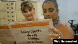 Cubanos leen Anteproyecto del nuevo Código de Trabajo.