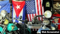 Mujeres en moto por Cuba.