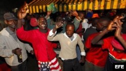 Partidarios del presidente estadounidense, Barack Obama, en la aldea Nyang'oma Kogelo, donde fue criado el padre de Obama y donde vive su abuela Sarah Onyango.