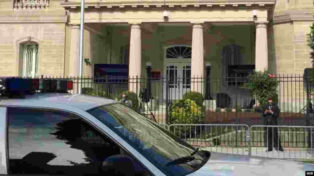 Policía norteamericana cuida el orden en los alrededores de la embajada cubana en Washington