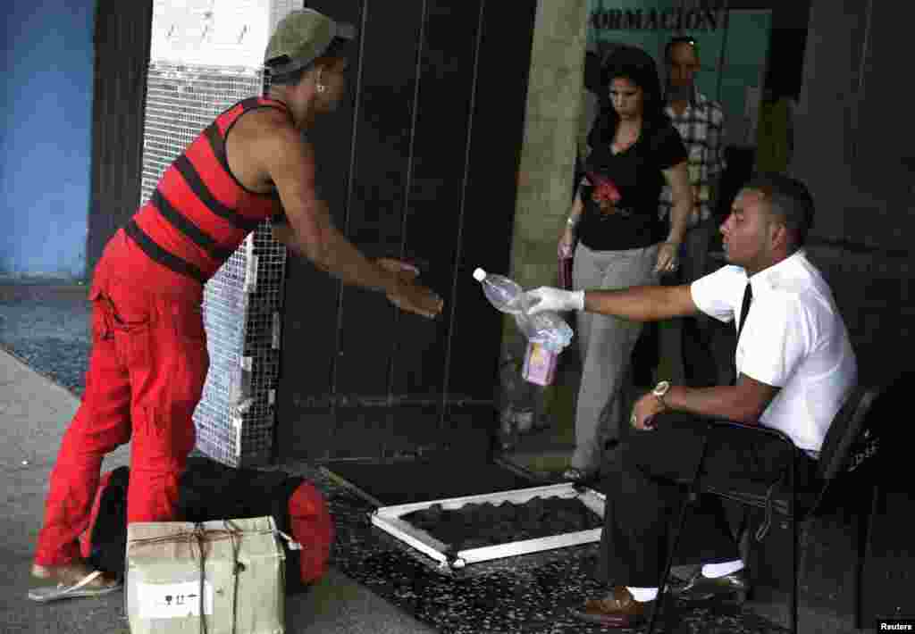 Un precario puesto de control sanitario en la Terminal de Omnibus. 