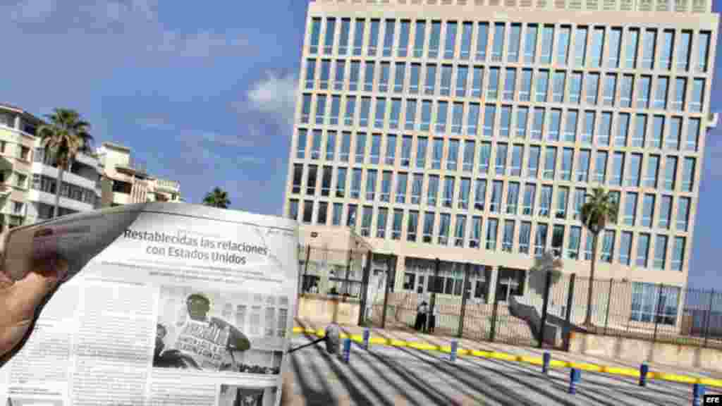 Un hombre muestra el periódico Granma frente a la embajada de Estados Unidos