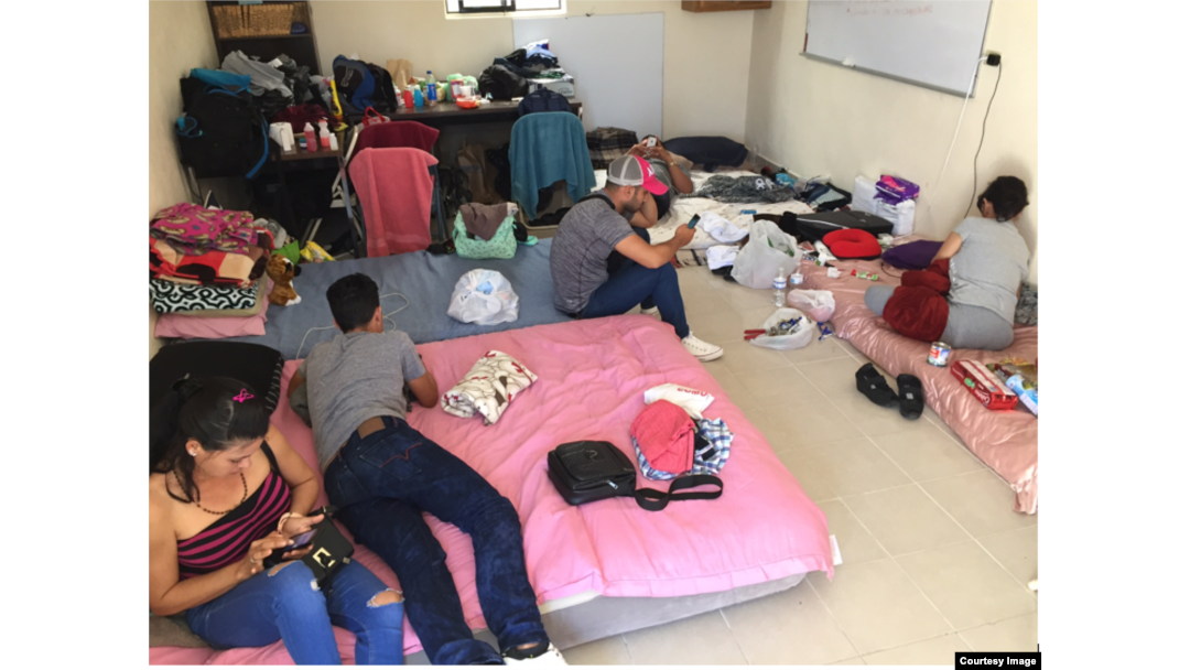 Cubanos alojados en un albergue en Nuevo Laredo, México. Foto de Ricardo Quintana