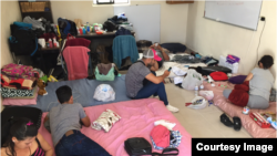 Cubanos alojados en un albergue en Nuevo Laredo, México. Foto de Ricardo Quintana