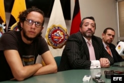 El abogado ecuatoriano Juan Pablo Albán (d), junto a sus colegas Francisco Hurtado (i) y Ramiro García durante una rueda de prensa.