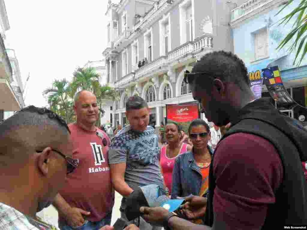 Llegó el momento de firmar una gorra en el Boulevard de Cienfuegos.