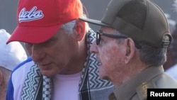 Miguel Díaz-Canel y Raúl Castro conversan durante un desfile del 1ro de Mayo en La Habana, en el 2024.