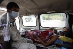 Un paciente de COVID-19 en Nueva Delhi, India, esperando en una ambulancia a que se libere una cama en el hospital. Foto: UNICEF/Amarjeet Singh.