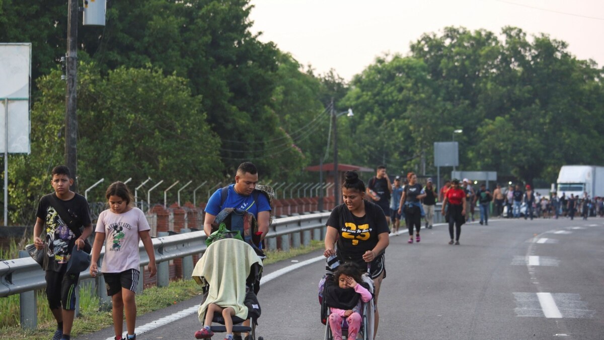 Migrantes en caravana se cosen los labios para presionar a