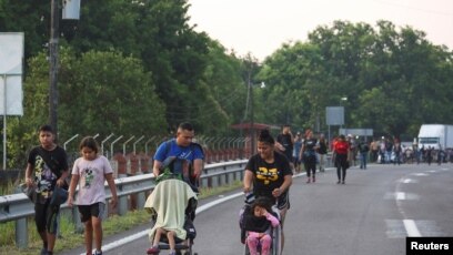 Migrantes en caravana se cosen los labios para presionar a