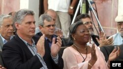 Miguel Díaz-Canel junto a la ministra de cultura de Angola, Rosa María Da Cruz e Silva.