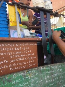 Accesorios médicos en la tablilla de precios del mercado de Palma Soriano.