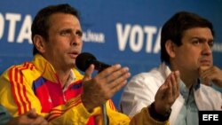 Henrique Capriles, en una rueda de prensa junto al director nacional de su campaña, Carlos Ocaríz