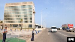 Policías frente a la Sección de Intereses de Estados Unidos (SINA) en La Habana.
