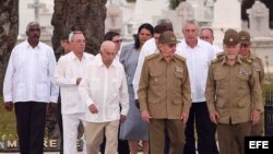 Raúl Castro (c) camina acompañado por dirigentes y militares, por el cementerio Santa Ifigenia, en la ciudad de Santiago de Cuba.