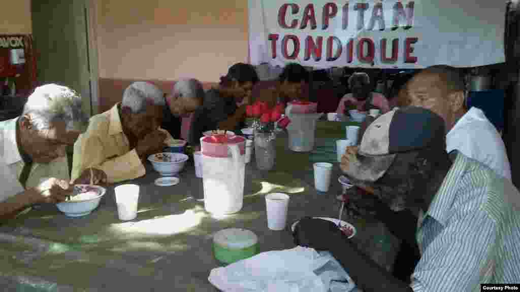 Imagen del último almuerzo a desamparados / Twitter del Proyecto Capitán Tondique 