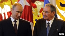 Raúl Castro (d) y su homólogo de Rusia Vladimir Putin (i). 