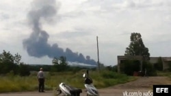 Imagen capturada de un video, de Euromadian PR, en el que se ve una columna de humo procedente del avión de Malaysia Airlines, que cayó esta tarde en el este de Ucrania con 295 personas a bordo. EFE/EUROMADIAN PR.