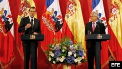 El presidente del Gobierno español, Mariano Rajoy (i), y el mandatario de Chile, Sebastián Piñera, ofrecen una rueda de prensa luego de firmar el Marco Estratégico entre España y Chile, durante la Cumbre CELAC UE. 
