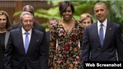 Michelle y Barack Obama llegan a la cena de Estado acompañados por Raúl Castro.