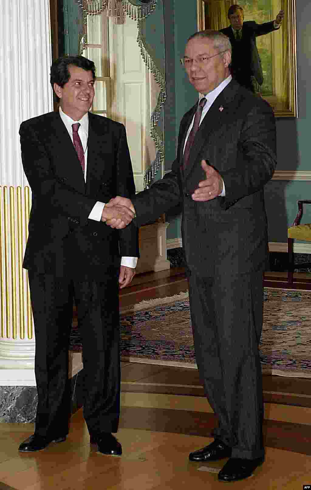 El entonces Secretario de Estado de EEUU, Colin Powell (der.) se reunió con Oswaldo Payá, el 6 de enero de 2003, en el Departamento de Estado, en Washington.